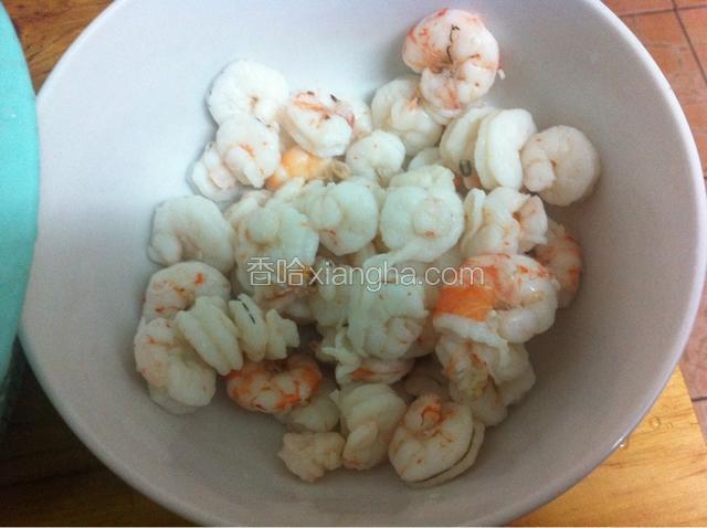 准备食材：虾仁，剥壳洗净，用开水在锅里烫熟，捞起再洗净，待用。
