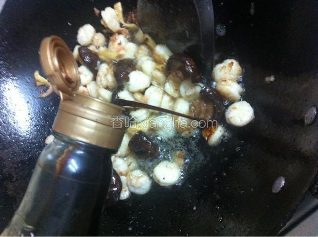 加姜丝、料酒、酱油，炒匀。