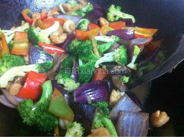 炒熟的菜还在锅里，你闻到香味了吗？