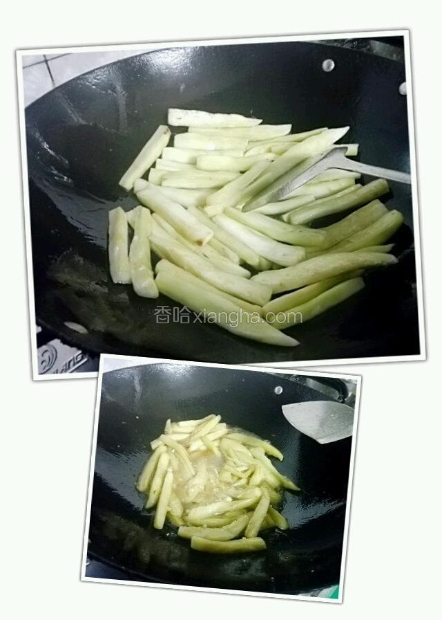 锅预热，放入比平时多两倍的花生油，油温7成热放茄子煎至软软的。大概要2分钟左右，如图所示