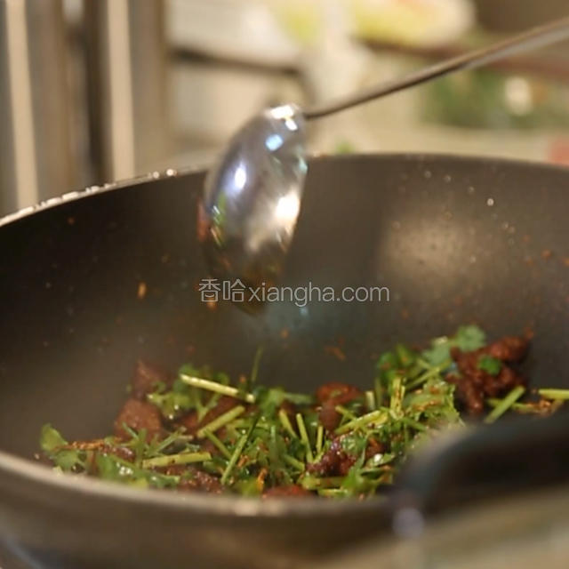 再下控油后的羊肉，翻炒；最后放入香菜段翻炒几下即可出锅。
