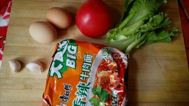 准备所有食材，生菜番茄洗净备用