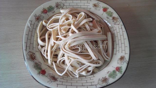 豆皮干净切成1.5厘米的细丝。韭菜切成4厘米的的段。