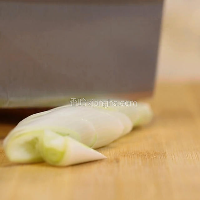 葱姜洗净后，切片。