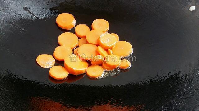 锅热，倒适量花生油。油热，放胡萝卜进去翻炒片刻。（觉得干可以加少许水一起炒）