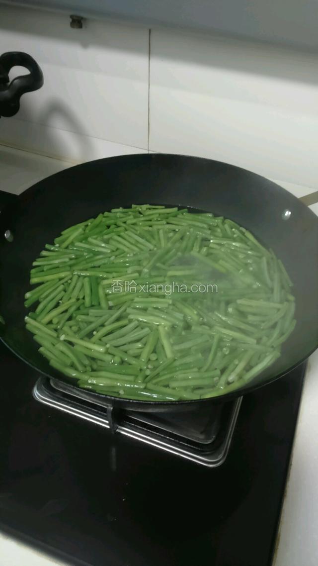 锅中加水烧开，把洗净切好的豇豆段放入，加盖煮3分钟