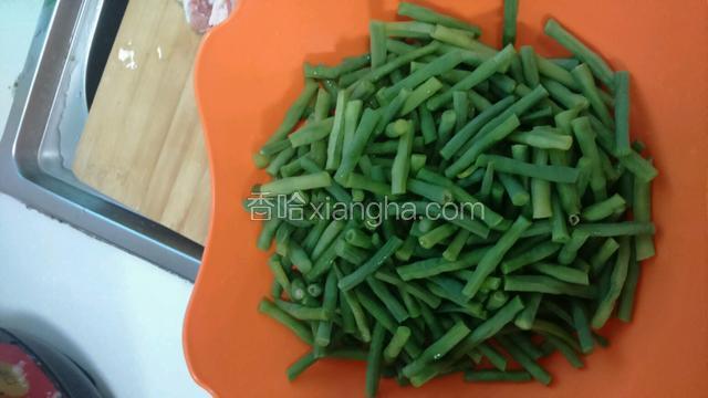 捞出过冷水，沥水备用