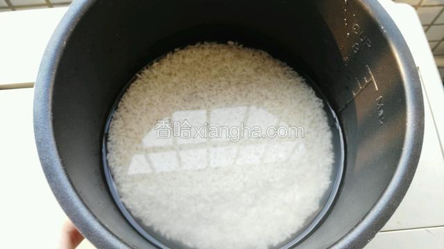 提前把糯米洗干净  浸泡至少4个小时  我浸泡了一个下午