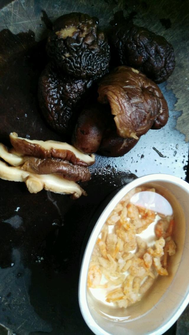 把干香菇和虾米也提前浸泡（这照片是泡好了  之前忘了拍照）