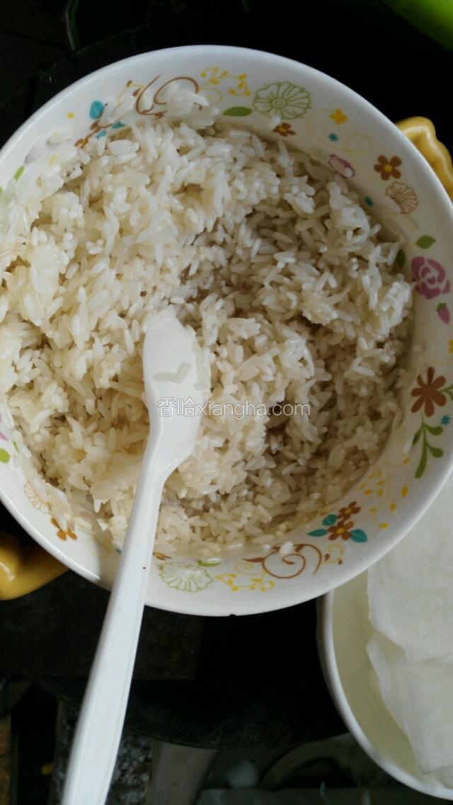 浸泡好的糯米  要加入油和少许盐酱油调味  （放点油会更好吃）