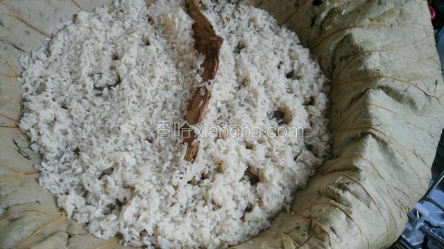 大火煮水准备蒸糯米饭  我用荷叶垫在蒸架上（家里刚好有剩的荷叶  也可以用蒸笼纸或纱布）