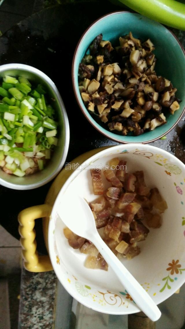 腊肉切粒  姜切碎  葱切粒  