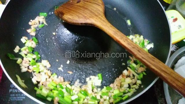 先放虾米  葱白  姜炒出香味