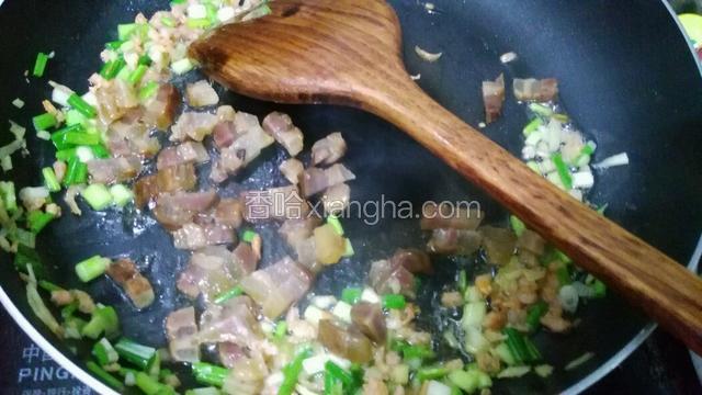 再把腊肉放入炒出腊油