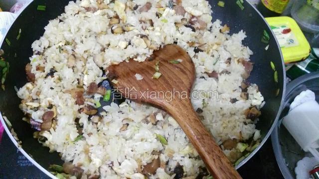 配料炒香了放入糯米饭继续炒