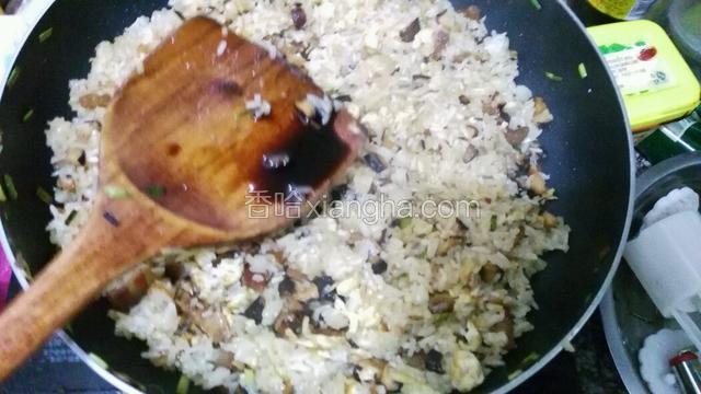 把水份炒稍干了  加入盐  糖  酱油调味（放点糖可以提鲜）