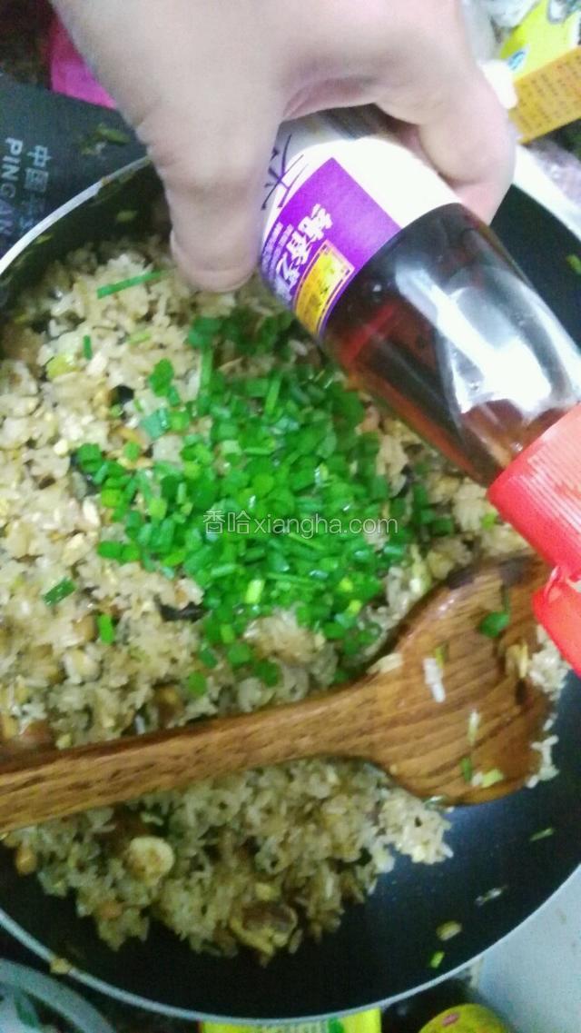 起锅咯 最后撒上葱末  淋上点麻油