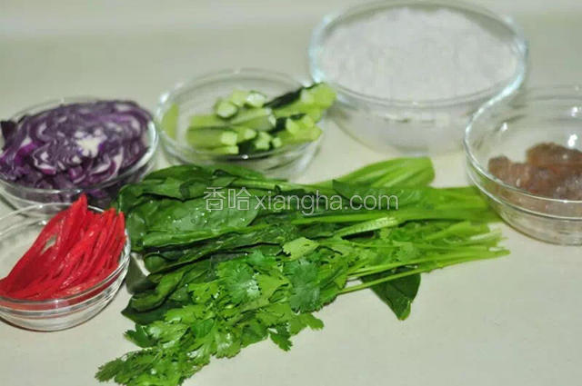 准备材料。 黄瓜洗净小条。 红椒、紫甘蓝切丝、 菠菜去根洗净、香菜洗净切两段。

