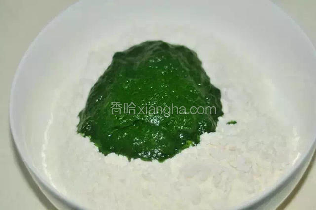 倒入面粉里。
