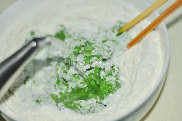 加少许开水和面。（开水一点一点加，不要加多了）

