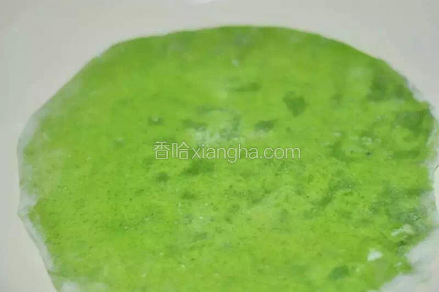 平底锅烧热，放入面饼，小火慢慢烙熟。（怕粘锅的话，可以刷薄薄的一层油）用湿布盖上，这样菠菜卷会软软的，不会发硬。
