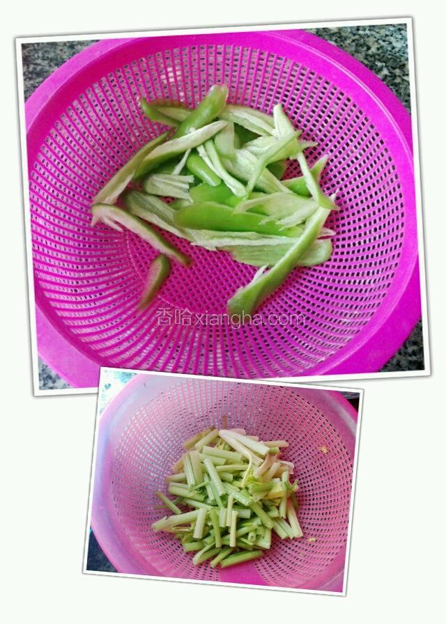 青椒洗好切片，芹菜洗好切段
