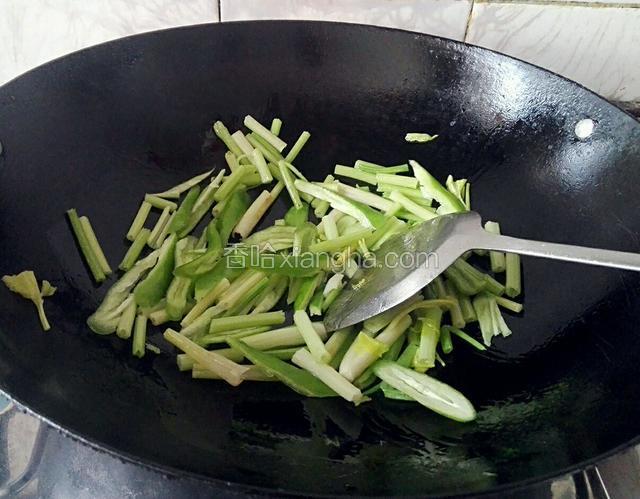 锅预热，入花生油，油温热后同时放入芹菜和青椒下去炒一到两分钟