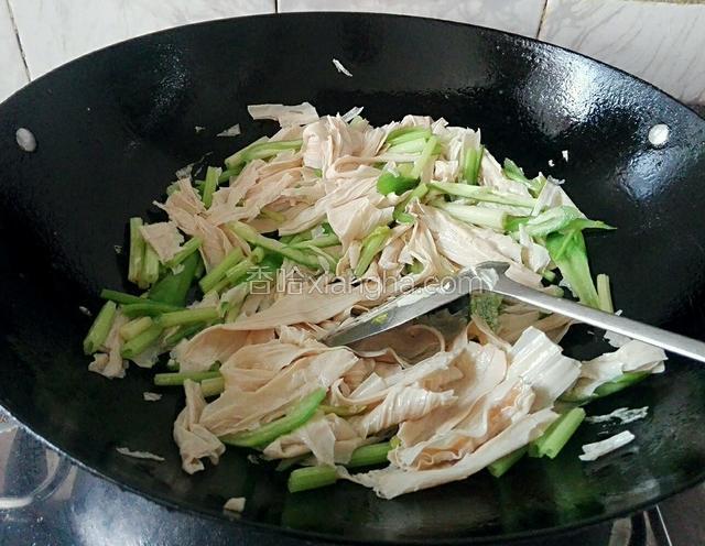 倒入腐竹炒几分钟，加入1勺生抽继续炒