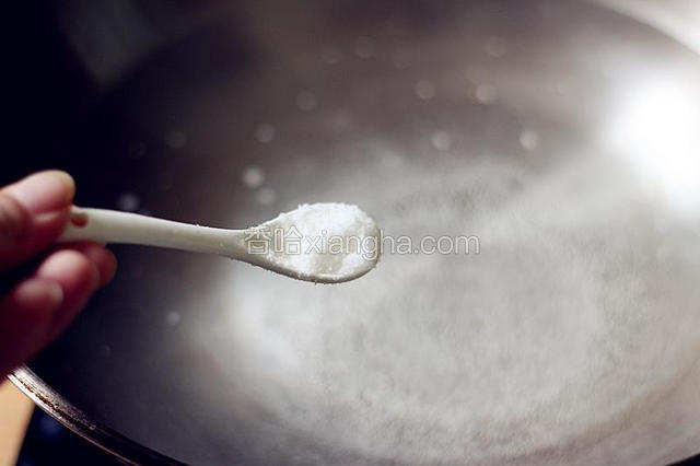 烧一锅水，加一勺盐。加盐煮豆腐可逼出豆腐多余水份，口感更Q，不容易碎，而且能去豆腥味，豆腐还会带些咸味。