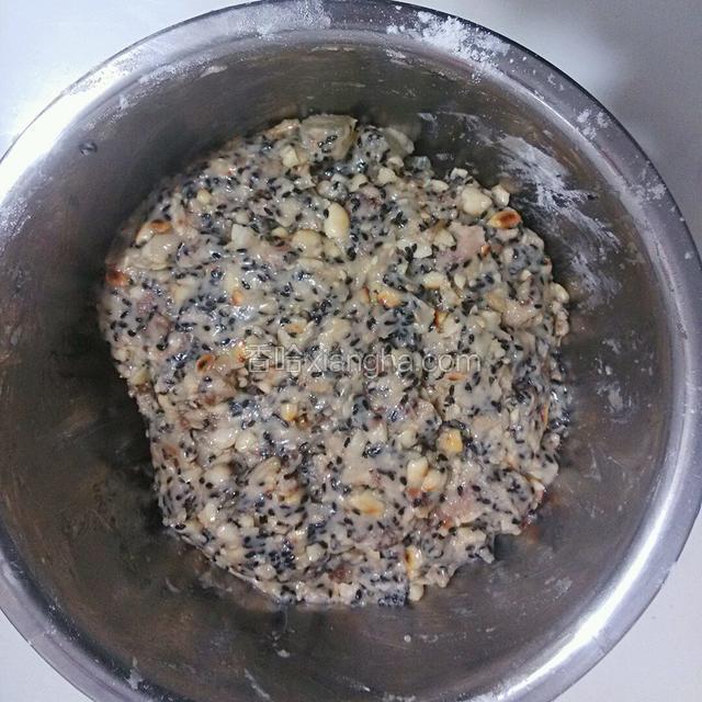 做好的伍仁叉烧馅，捏成圆形就可以包月饼了。放在一旁待用