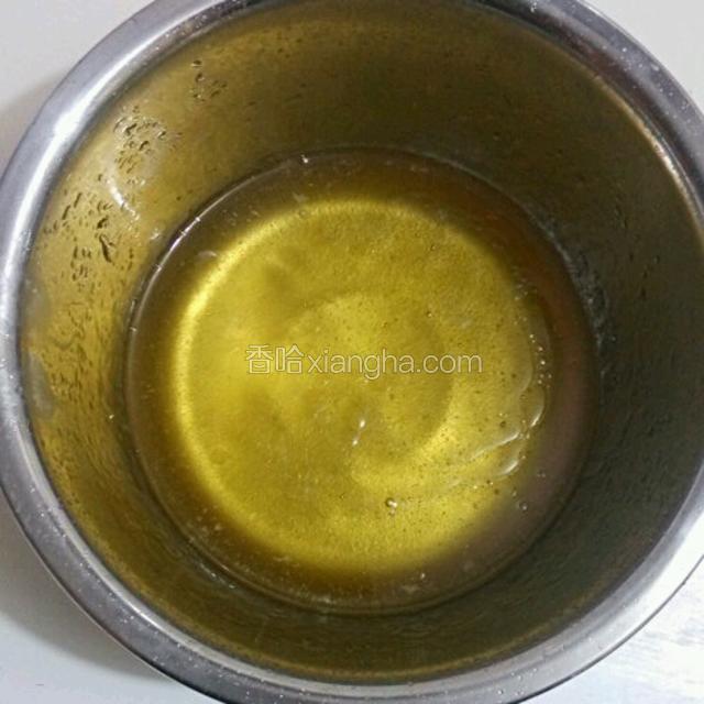 现在制作面皮，准备好的转化糖桨，枧水，食用油，糖浆，三样倒在一起搅拌好，【枧水可以自己做的，食用碱加水就
成枧水了。也可以买现成的枧水}