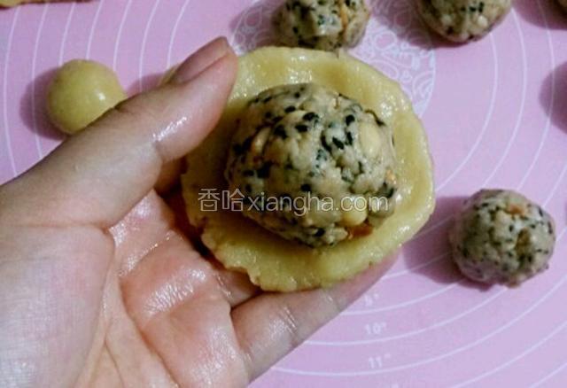取一个面放上一个馅料
