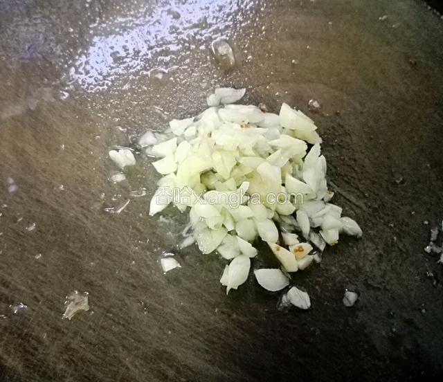 蒜头洗干净拍碎去皮，剁碎