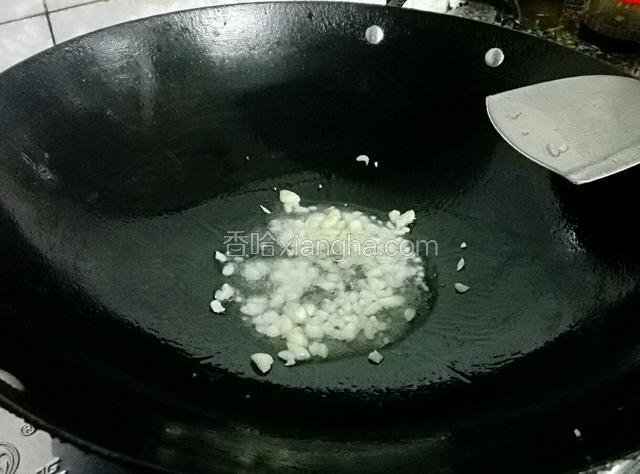 锅预热入花生油，油温热后放入蒜蓉爆香
