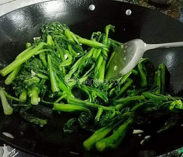 倒入菜心快速翻炒