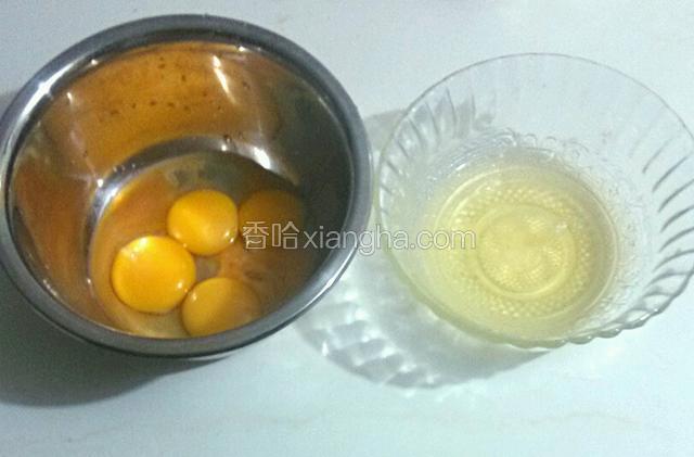 先把鸡蛋打开，蛋黄和蛋清分离，如图。