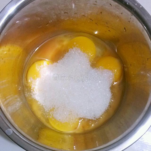 蛋黄加入白沙糖