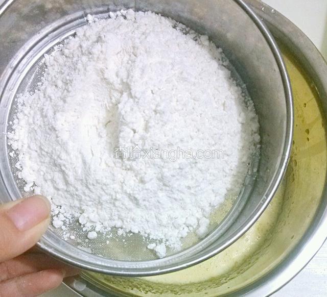 加入面粉搅拌匀
