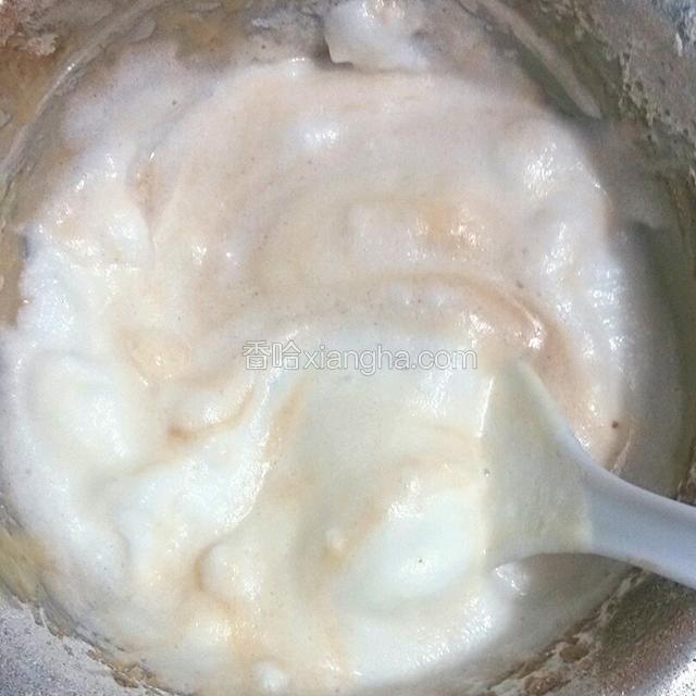 把打发的蛋白加入