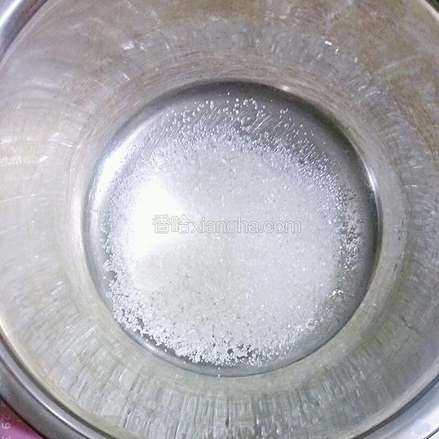 把白糖倒入容器中