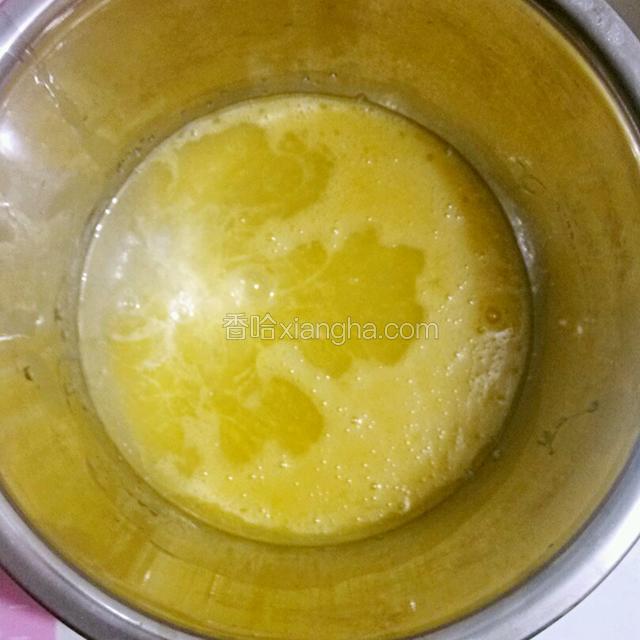 加入准备好的花生油，搅拌匀