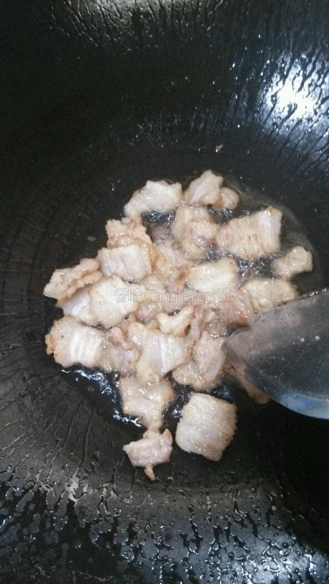 热好锅，放好油，先下三层肉榨油爆香