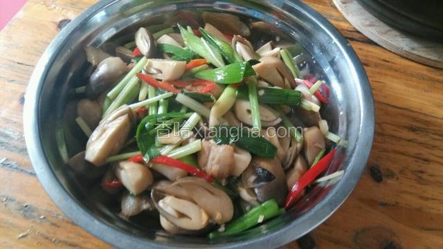炸好肉，下草菇，蒜苗头，翻炒均匀，再放其他配料，调味，大火翻炒均匀至熟上盘