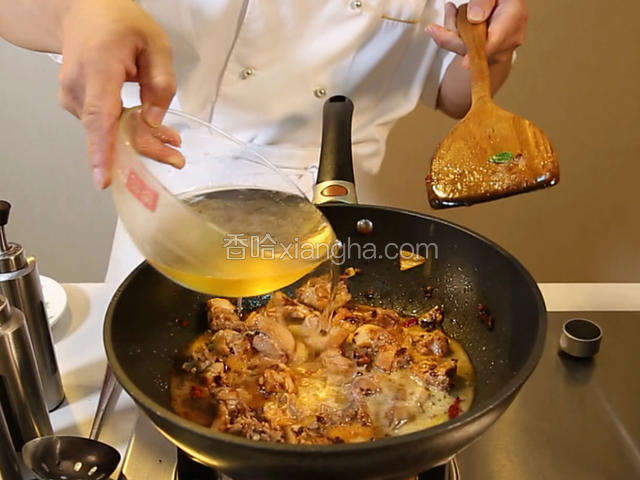 将鸭块放入锅中翻炒；再加入盐、味精、料酒、大料、花椒、鸡粉、胡椒粉、老抽、啤酒和清水炖15分钟。 