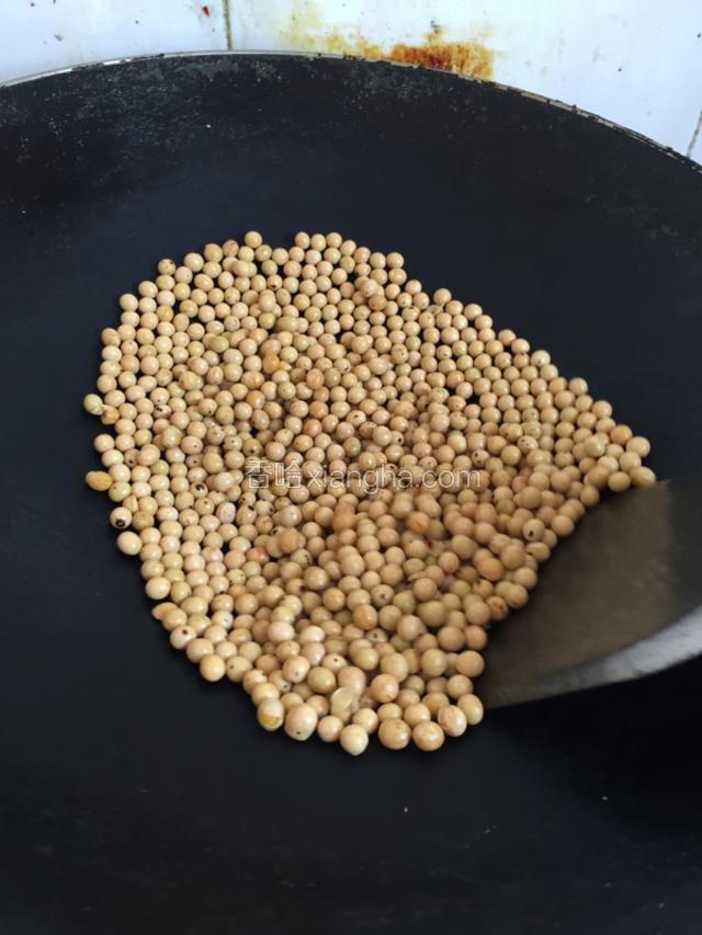 把黄豆洗净，放锅内慢火煸炒一下