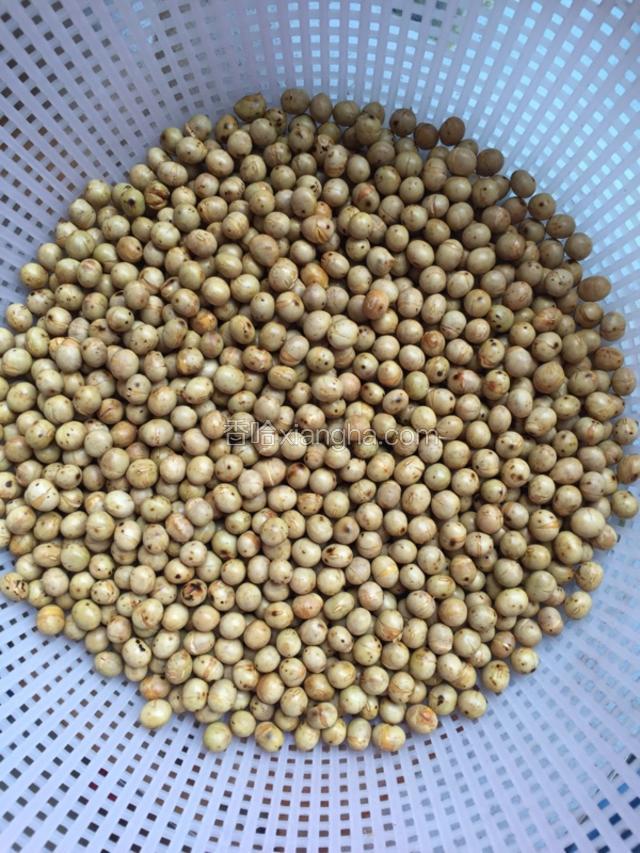 待出香味的时候，把黄豆捞出来，放入菜篮子里凉一下
