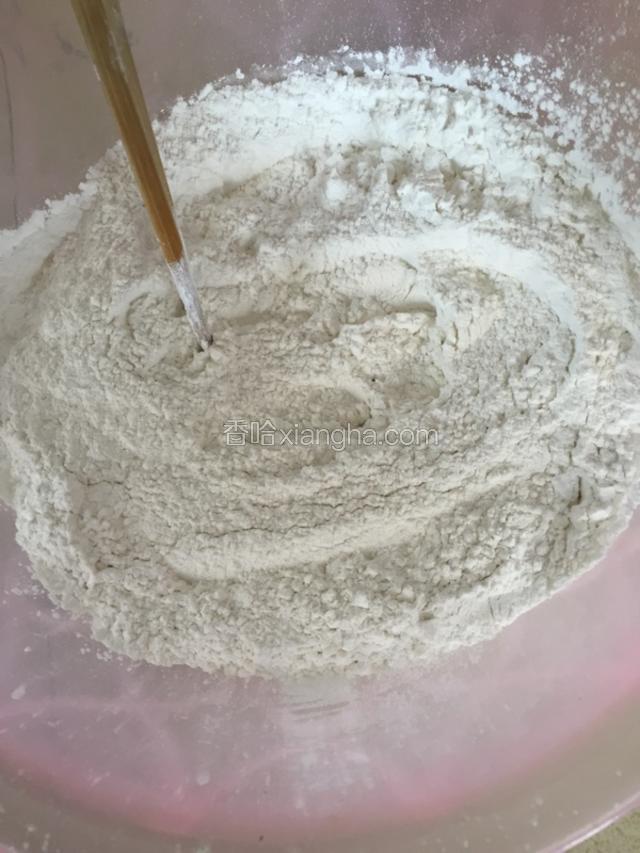 倒入盆中，准备加开水和粉