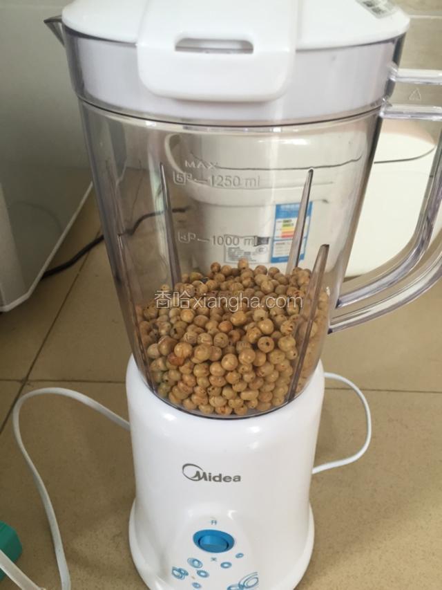 这时间可以把凉透的黄豆给磨粉