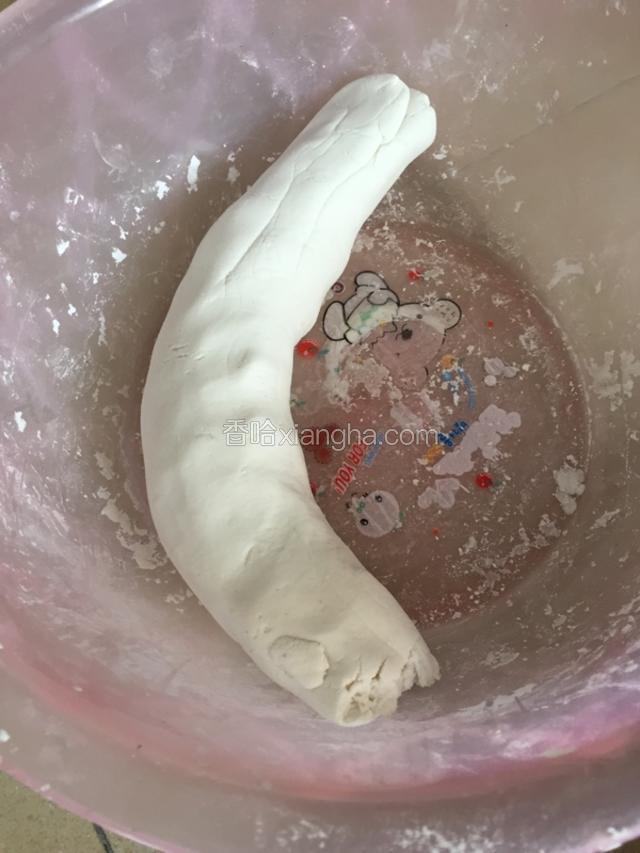 糯米粉搓成团的时候就可以制作了