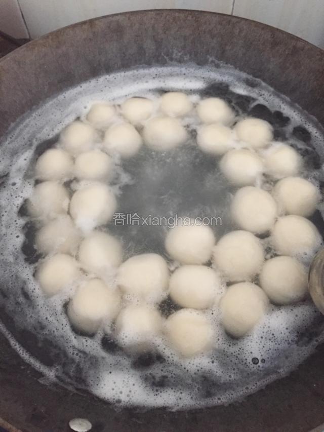 水开后，放入小糯米团，待浮上来就可以了